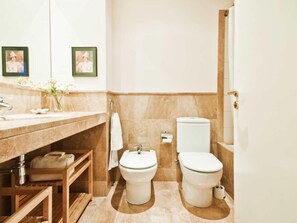 Secador de pelo y toallas