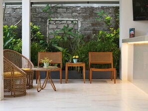 Lobby sitting area - Summer of Surf Hostel Uluwatu (Ungasan)