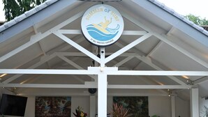 A building with a sign reading "SUMMER OF SURF PT BALI INVESTASI KARIMORE". - Summer of Surf Hostel Uluwatu (Ungasan)