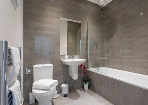 Apartment | Bathroom - Castle Haven Apartment, Redhill (Redhill)