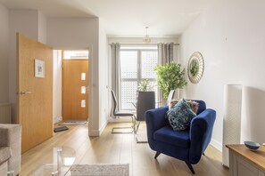 Living area - Queens Lodge 1-bed Apartment in Redhill (Redhill)