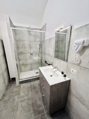 Haartrockner, Bidet, Handtücher, Seife