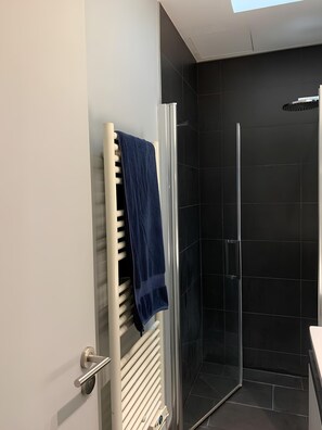 Dusch, hårtork, handdukar och tvål