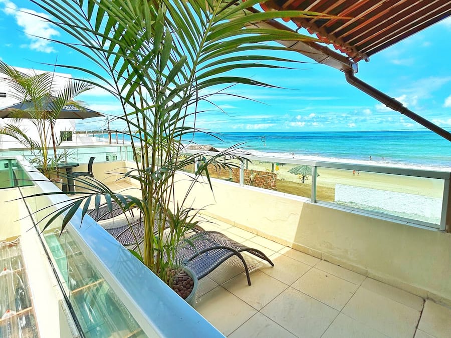 Una piscina al aire libre, sillones reclinables de piscina