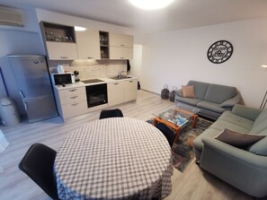 Comfort-huoneisto | Yksityinen keittiö | Täysikokoinen jääkaappi, mikroaaltouuni, uuni, astianpesukone