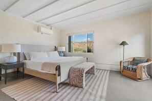 2 habitaciones, escritorio y tabla de planchar con plancha 