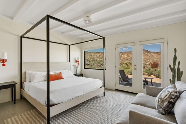 2 habitaciones, escritorio y tabla de planchar con plancha 