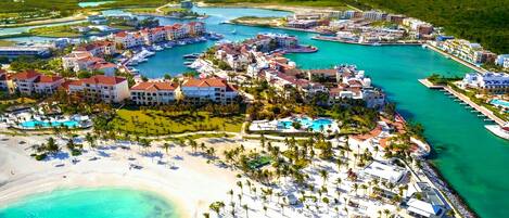 Camastros y toallas de playa