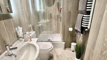 Apartment | Bathroom | Shower, towels