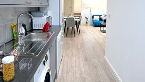 Appartement | Cuisine privée | Réfrigérateur, micro-ondes, four, plaque de cuisson