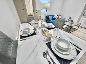 Dining - Stunning 1-bed Apartment in London (London)