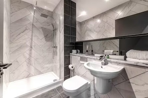 Dusche, Haartrockner, Handtücher, Seife