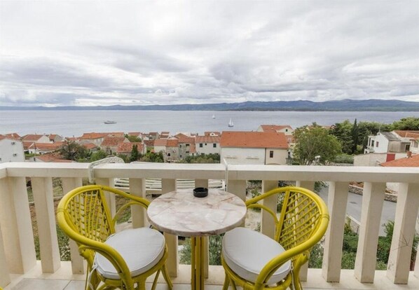 Apartment (Mate 1 - 130 m from sea - R1 Zuta(2)) | Terrace/patio
