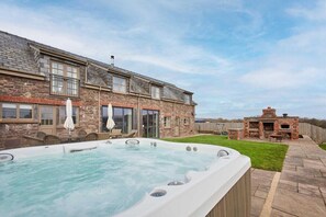 Terrace/patio - Host & Stay | Coed Farm (Llanywern)