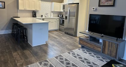 4th Street Mkt Apt 301: Convenient Walk to Main Street | 2BR Apt in Highlands