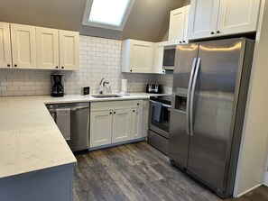 Refrigerador, microondas, horno y parrilla de estufa 