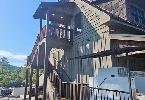 4th St Market 1 - Walk to Town Apartment in Highlands NC