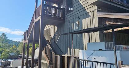 4th St Market 1 - Walk to Town Apartment in Highlands NC