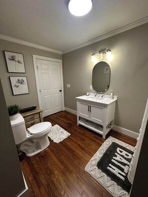 Haartrockner, Handtücher, Toilettenpapier