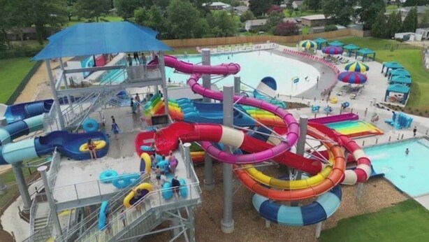 Un parc aquatique doté de nombreux toboggans et de plusieurs piscines.