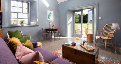 PLOUGHMAN'S BOTHY AT PAPPLE STEADING - A cosy rural bolthole for 2 close to East Lothian's outstandi