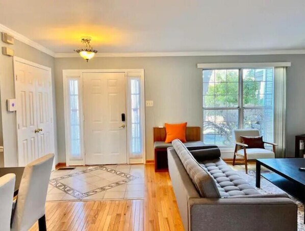 Smart TV, computer monitors - Peaceful Escape: 3-Bedroom with 2.5 Bathroom (Silver Spring)