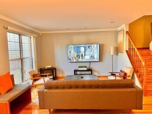 Smart TV, computer monitors - Peaceful Escape: 3-Bedroom with 2.5 Bathroom (Silver Spring)