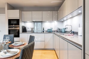 Fridge, microwave, oven, stovetop - Designer Short Let - Family friendly with playground on site! (London)