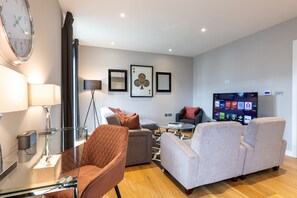 Smart TV, books - Designer Short Let - Family friendly with playground on site! (London)