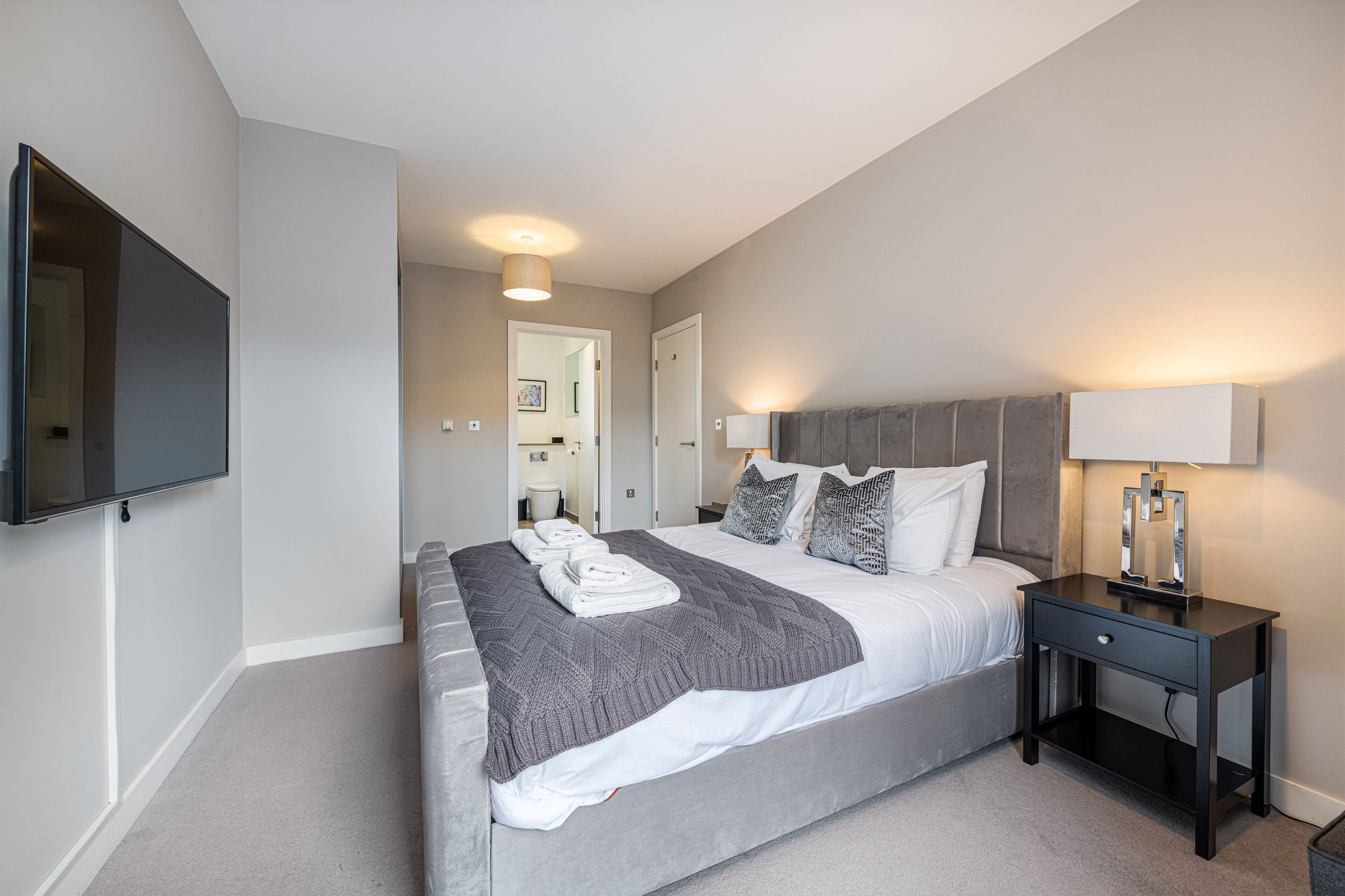 2 makuuhuonetta, silitysrauta/-lauta, vauvan matkasänky, Wi-Fi