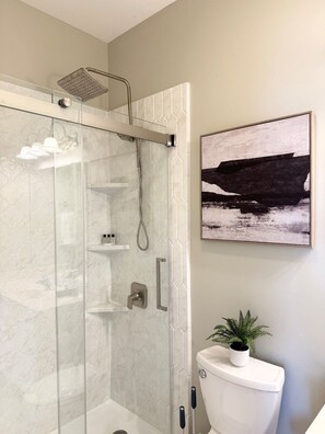 Douche, sèche-cheveux, serviettes fournies