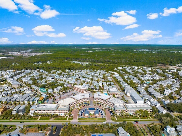 Vista aérea de una zona residencial con un conjunto de edificios centrales rodeado de casas unifamiliares.