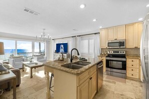 Microondas, parrilla de estufa, lavavajillas y cafetera y tetera 