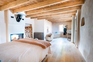 4 soverom, skrivebord, strykejern/-brett og reiseseng for barn