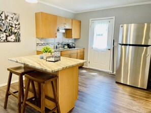 Kühlschrank, Mikrowelle, Ofen, Wasserkocher mit Kaffee-/Teezubehör