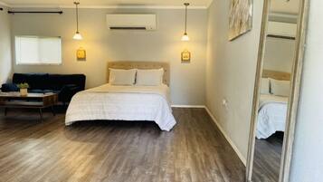 Tabla de planchar con plancha, wifi y ropa de cama