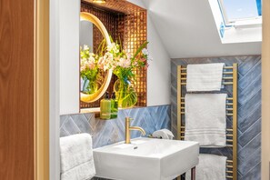 Habitació doble o amb dos llits individuals de luxe, 1 llit de matrimoni gran | Bany | Banyera i dutxa independents i capçal de dutxa tipus cascada 