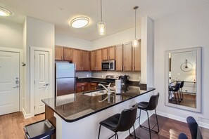 ثلاجة، ميكروويف، فرن، موقد طهي مسطح