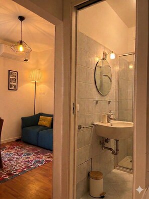 Ducha, secador de pelo, bidet, toallas
