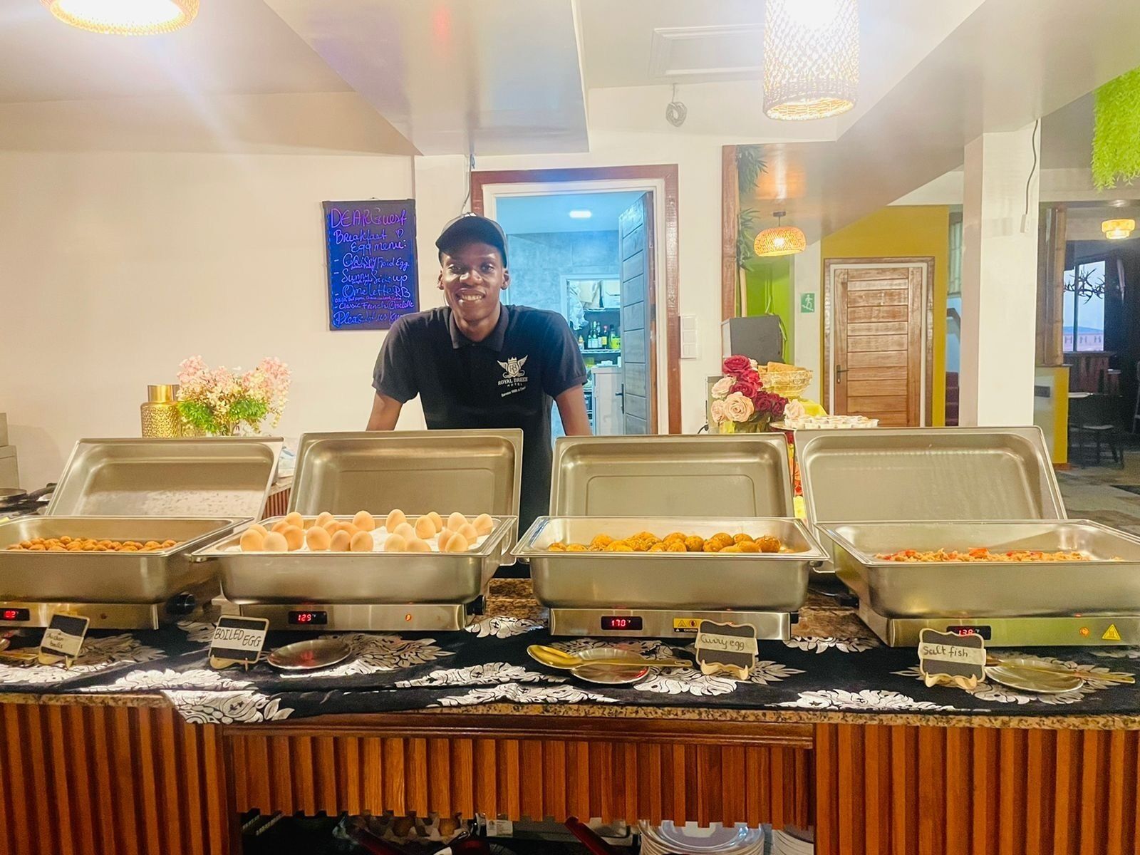 Een buffet met diverse gerechten, zoals gekookte eieren, curry-eieren en gezouten vis.