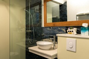 Ducha, secador de pelo, toallas, jabón