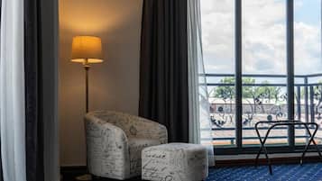 Family Room, River View | Premium bedding, down comforters, memory foam beds, in-room safe