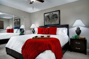 4 bedrooms, iron/ironing board, travel crib, free WiFi - Walk to Old Town! 4BR Home + Casita w/ Heated Pool & Spa (Scottsdale)