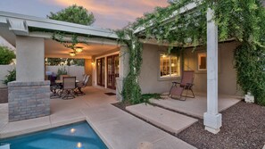 Outdoor dining - Walk to Old Town! 4BR Home + Casita w/ Heated Pool & Spa (Scottsdale)