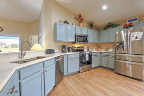 Fridge, microwave, oven, stovetop - ChampionsGate Family Home w/ Pool Near Disney! (Davenport)