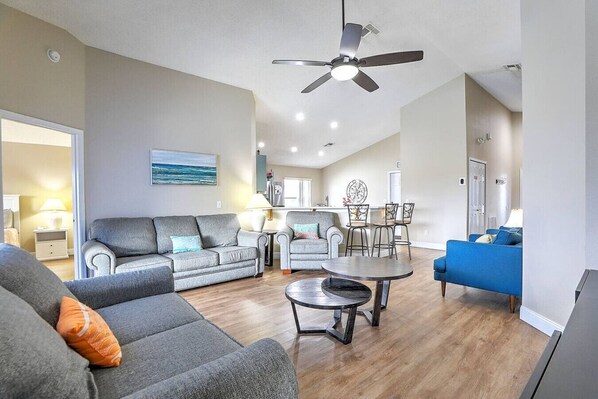 Smart TV - ChampionsGate Family Home w/ Pool Near Disney! (Davenport)