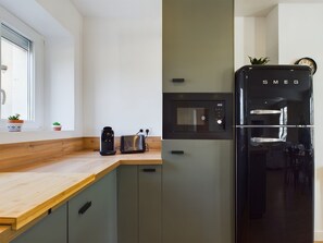 Kühlschrank, Mikrowelle, Ofen, Herdplatte