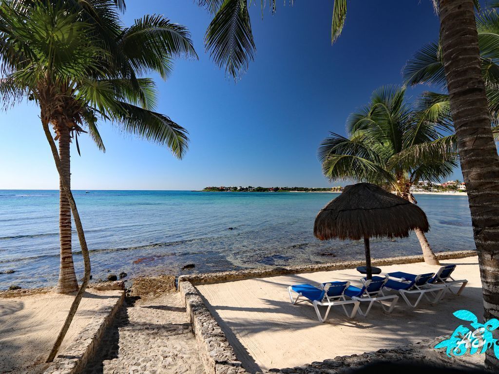 Plage, chaises longues, serviettes de plage