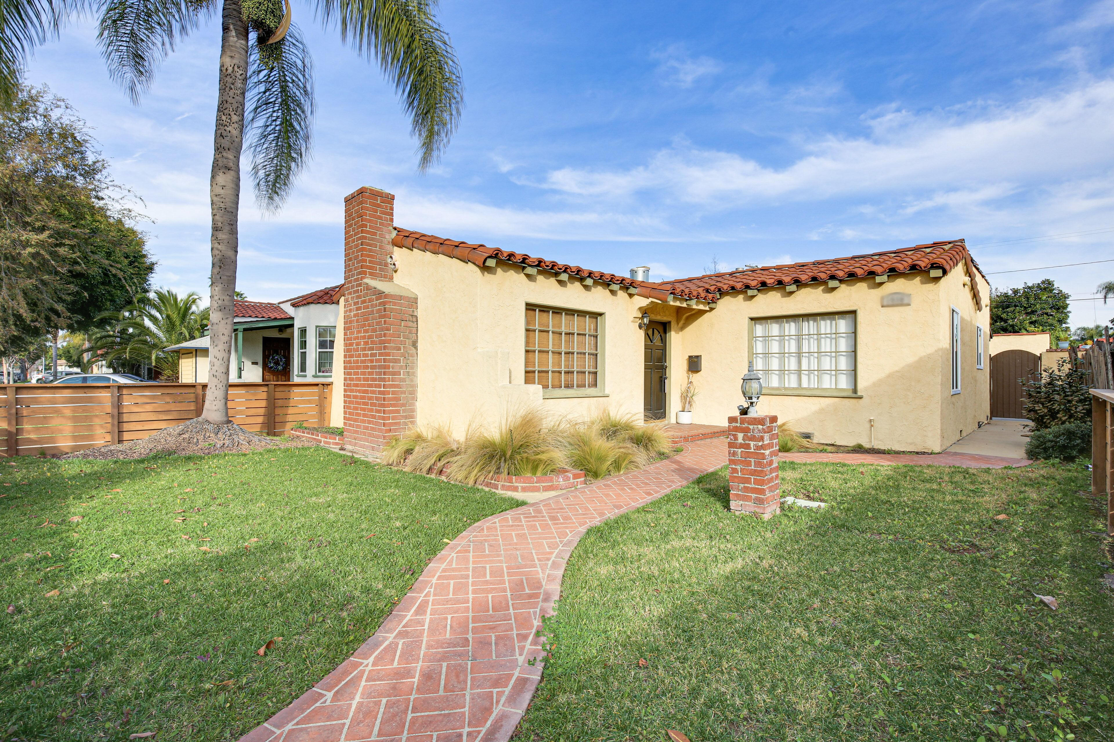 Spanish-Style Long Beach Bungalow Near Beaches!