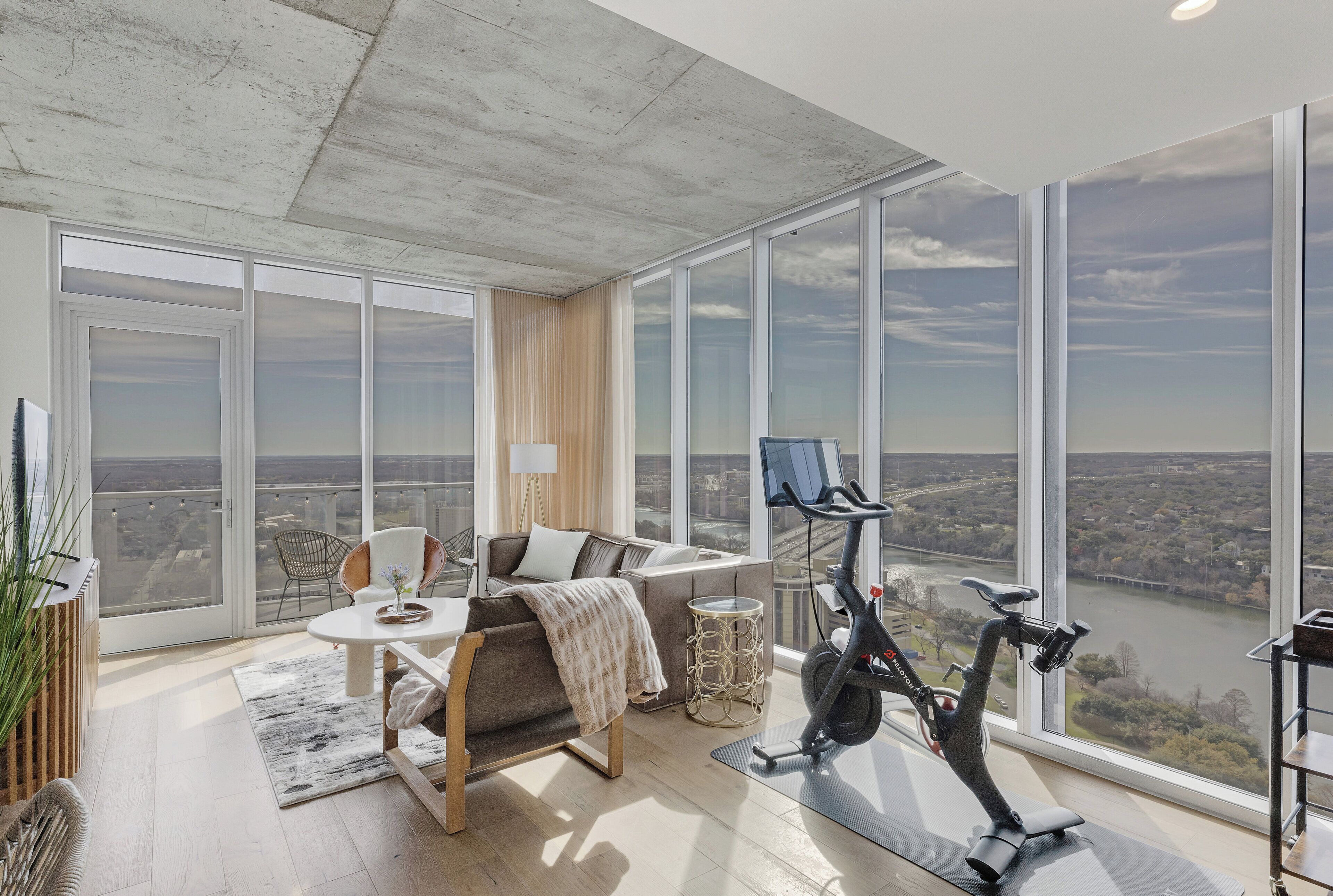 Lady Bird’s Lookout - High Rise Luxury Condo w/ Rooftop Pool! Walk to Downto